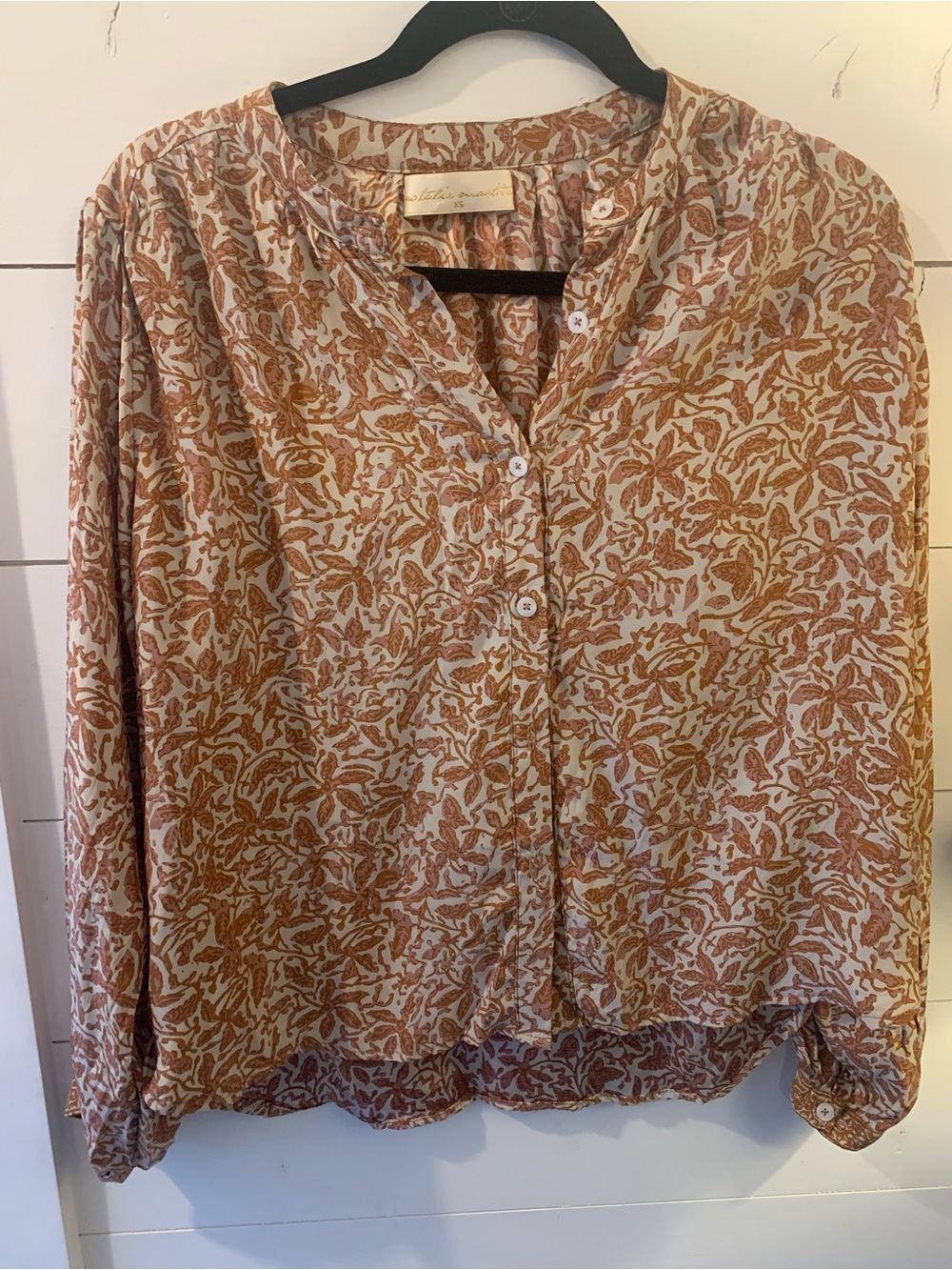 Natalie Martin Printed Button-Up Blouse in Cream & Tan. XS